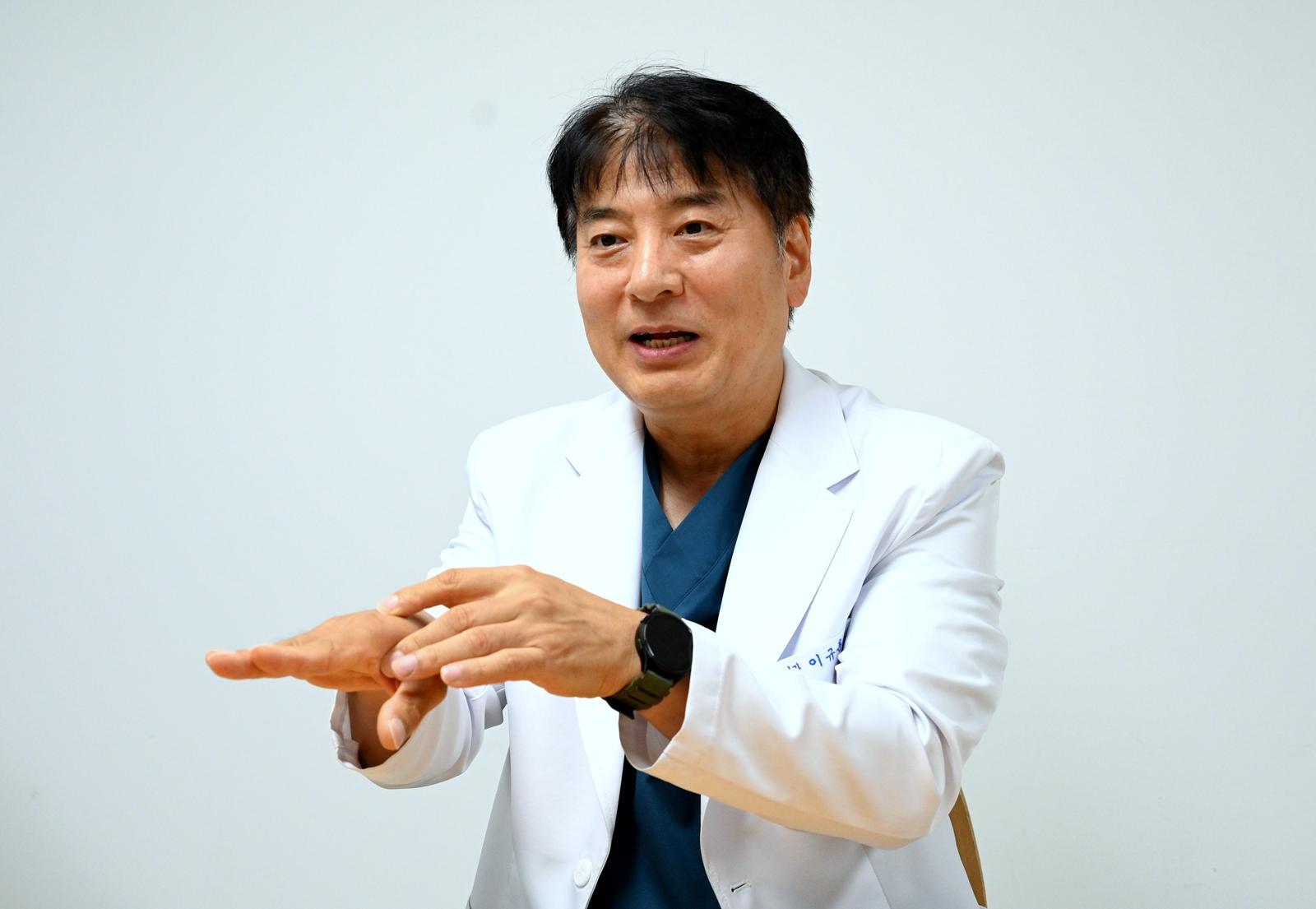 뛰거나 걷다 발바닥 통증? 스트레칭으로 절반은 치료
