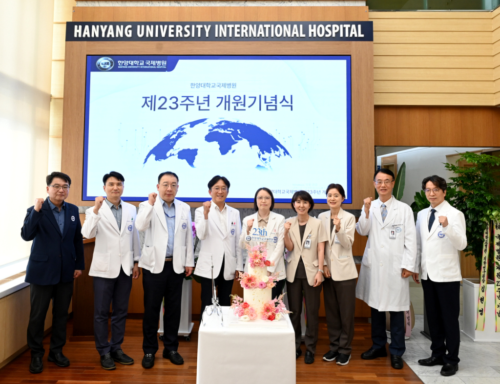 한양대국제병원 개원 23주년 기념식 단체사진을 촬영하고 있다